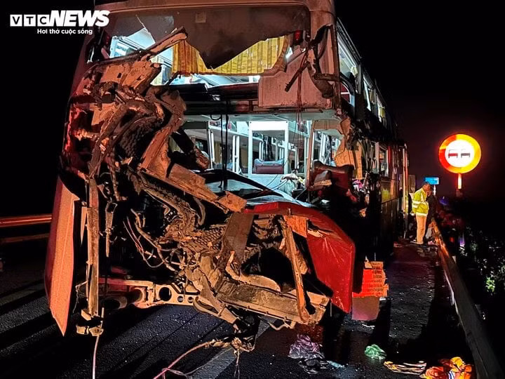 Phần đuôi xe khách biến dạng hoàn toàn sau tai nạn. (Ảnh: NV)