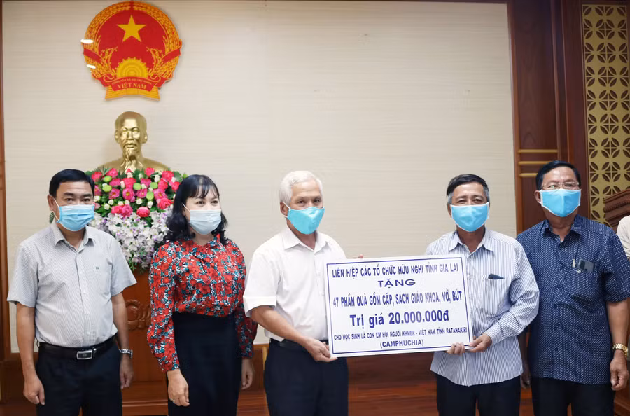 Liên hiệp các tổ chức hữu nghị tỉnh Gia Lai tặng quà cho học sinh là con em người Việt tại tỉnh Ratanakiri, Vương quốc Campuchia (ảnh đơn vị cung cấp).