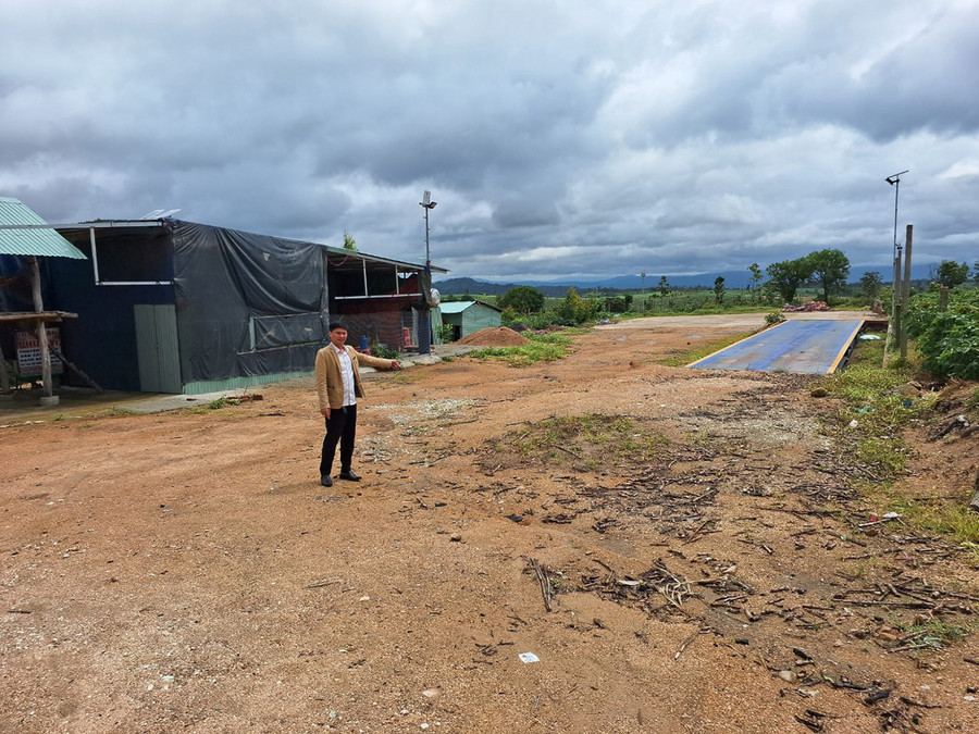 Gia đình ông Trần Hạnh Phúc dựng nhà, đặt trạm cân trái phép trên đất nông nghiệp thuộc sự quản lý của Ban Quản lý rừng phòng hộ Chư A Thai. Ảnh: N.T Gia đình ông Trần Hạnh Phúc dựng nhà, đặt trạm cân trái phép trên đất nông nghiệp thuộc sự quản lý của Ban Quản lý rừng phòng hộ Chư A Thai. Ảnh: N.T