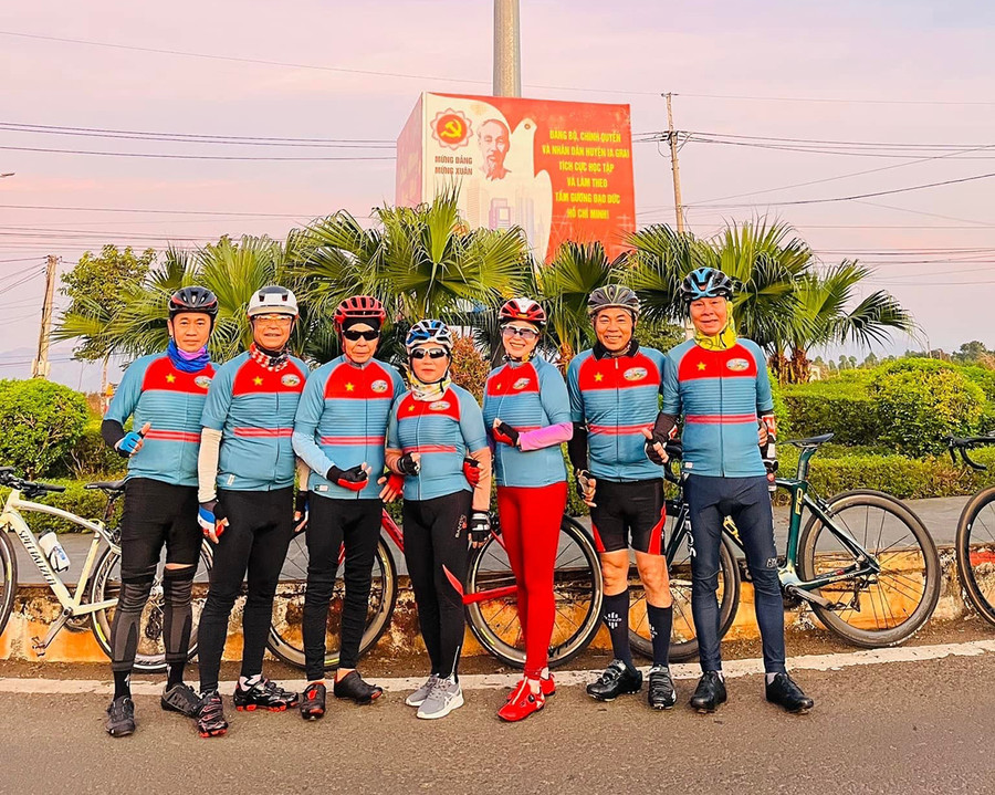 Dù ở độ tuổi U80, ông Ngô Trường Sơn (ngoài cùng bên phải) vẫn nhiệt tình tham gia các chuyến đạp xe cùng anh em CLB Xe đạp Gia Lai (ảnh nhân vật cung cấp). Dù ở độ tuổi U80, ông Ngô Trường Sơn (ngoài cùng bên phải) vẫn nhiệt tình tham gia các chuyến đạp xe cùng anh em CLB Xe đạp Gia Lai (ảnh nhân vật cung cấp).