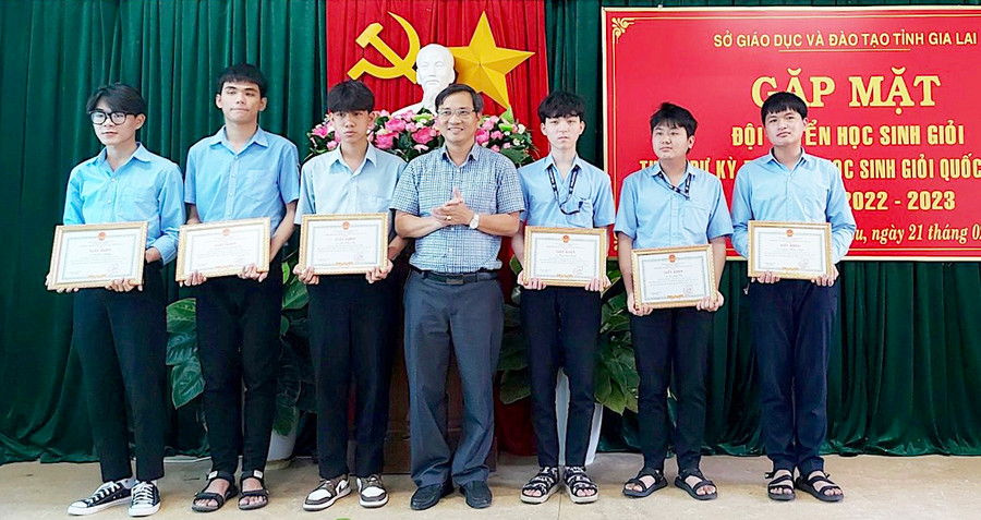 Em Lê Văn Trường và Đặng Quốc Cường (thứ 1, 2 từ trái sang) nhận giấy khen của Giám đốc Sở GD-ĐT tại buổi tuyên dương các đội tuyển tham dự kỳ thi chọn học sinh giỏi quốc gia THPT năm học 2022-2023. Ảnh: Mộc Trà