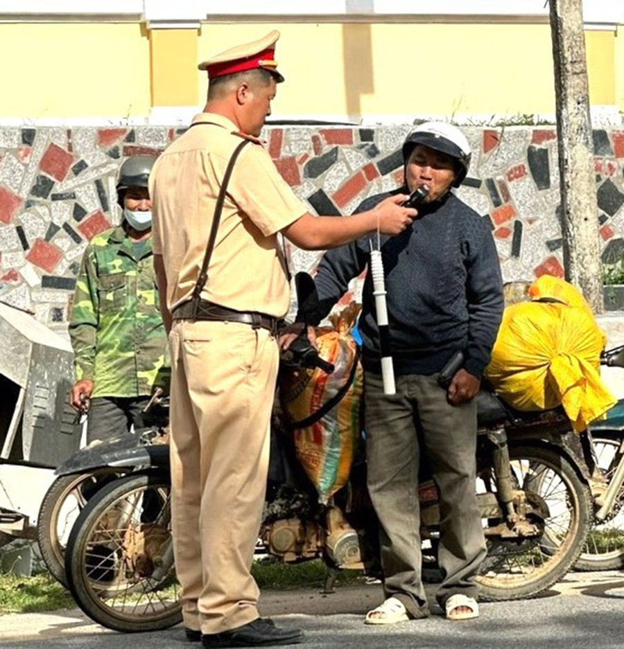 Cảnh sát Giao thông, Công an huyện Kông Chro kiểm tra nồng độ cồn. Ảnh: Ngọc Minh Cảnh sát Giao thông, Công an huyện Kông Chro kiểm tra nồng độ cồn. Ảnh: Ngọc Minh