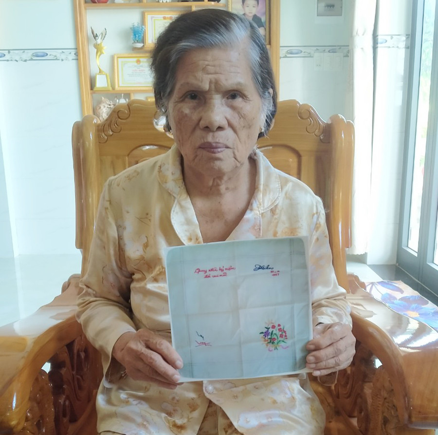 Bà Nguyễn Thị Lan và Quyết định kết nạp Đảng trong Trại giam tù binh Pleiku. Ảnh: Trần Giang Nam