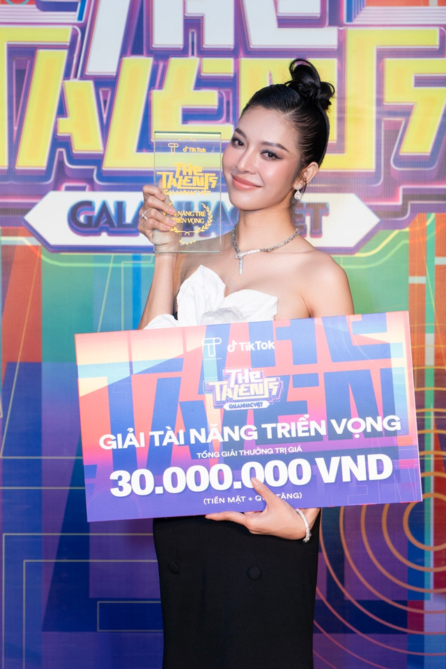 Bùi Lý Thiên Hương nói gì về danh xưng 'người đẹp đi hát'? - Ảnh 3. Bùi Lý Thiên Hương nhận được giải Tài năng triển vọng The Talents Gala Nhạc Việt. Ảnh: BTC