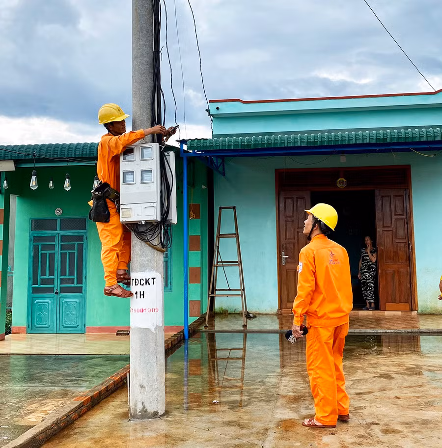 Điện lực Phú Thiện hoàn thiện lưới điện cho các thôn, làng tái định cư. Ảnh: Khang Nghi