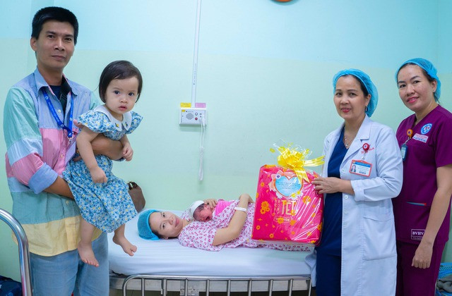 Bác sĩ Võ Thị Mỹ Hạnh trao các phần quà đến những “rồng con” đầu tiên của năm Giáp Thìn 2024. Ảnh BVCC