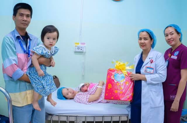 Bác sĩ Võ Thị Mỹ Hạnh trao các phần quà đến những “rồng con” đầu tiên của năm Giáp Thìn 2024. Ảnh BVCC