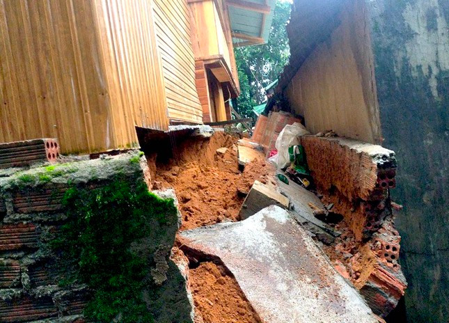 Mưa lớn kèm gió mạnh khiến nhiều căn nhà ở huyện Tu Mơ Rông tốc mái, sụt lún.