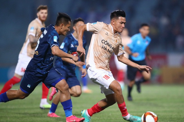 Cúp quốc gia 2023-2024: Thắng ngược LP bank HAGL, HLV Gong Oh-kyun ra mắt ấn tượng - Ảnh 2. Hồ Ngọc Thắng (18) đi bóng tấn công. Ảnh: Minh Tú