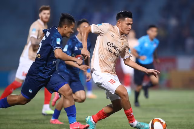 Hồ Ngọc Thắng (18) đi bóng tấn công. Ảnh: Minh Tú