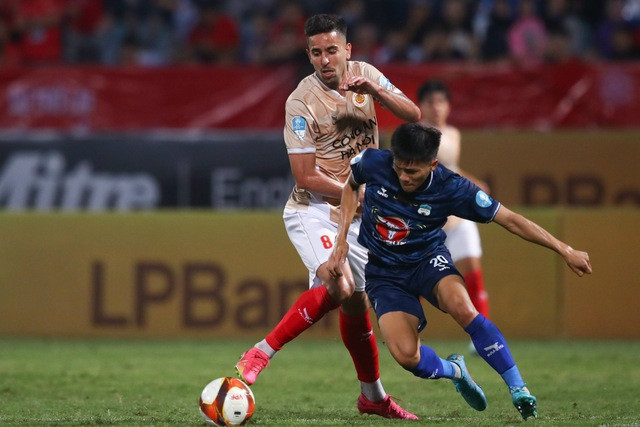 Cúp quốc gia 2023-2024: Thắng ngược LP bank HAGL, HLV Gong Oh-kyun ra mắt ấn tượng - Ảnh 3. Junior (8) tranh bóng cùng Trần Bảo Toàn. Ảnh: Minh Tú