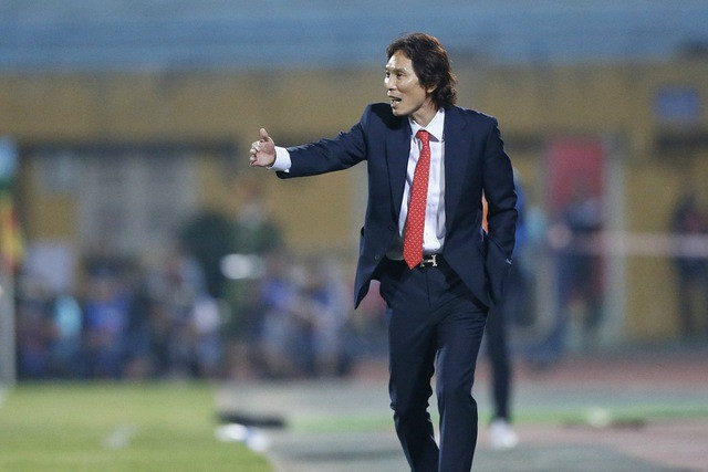 Cúp quốc gia 2023-2024: Thắng ngược LP bank HAGL, HLV Gong Oh-kyun ra mắt ấn tượng - Ảnh 1. HLV Gong Oh-kyun lịch lãm trong bộ vest. Ảnh: Minh Tú