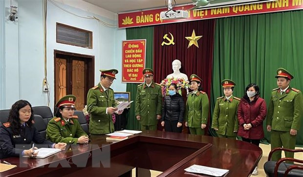 Cơ quan điều tra công bố quyết định khởi tố bị can, lệnh bắt bị can để tạm giam 4 tháng đối với Phạm Thị Kim Dung và Hoàng Thị Phượng. (Ảnh: TTXVN phát)