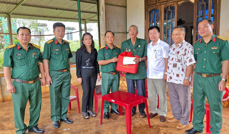 Đại tá Lê Kim giàu cùng đoàn công tác thăm tặng quà bệnh binh Rơ Mah Hoan. Ảnh: V.H