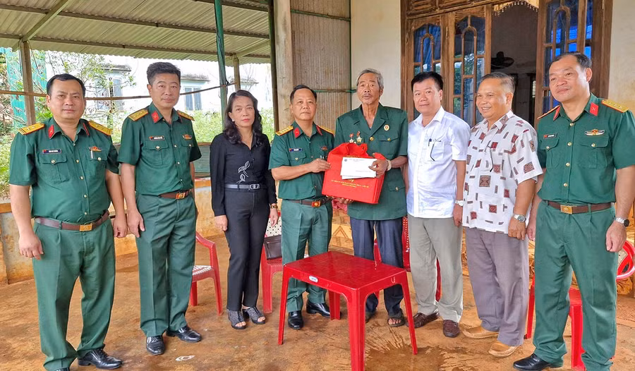 Đại tá Lê Kim giàu cùng đoàn công tác thăm tặng quà bệnh binh Rơ Mah Hoan. Ảnh: V.H