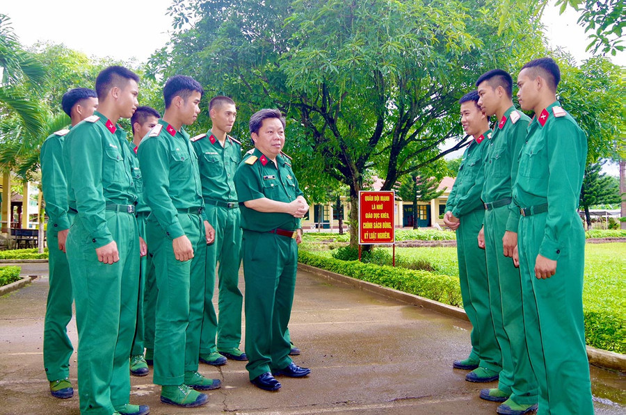 Đại tá Lê Tuấn Hiền trò chuyện cùng các chiến sĩ. Ảnh: V.H