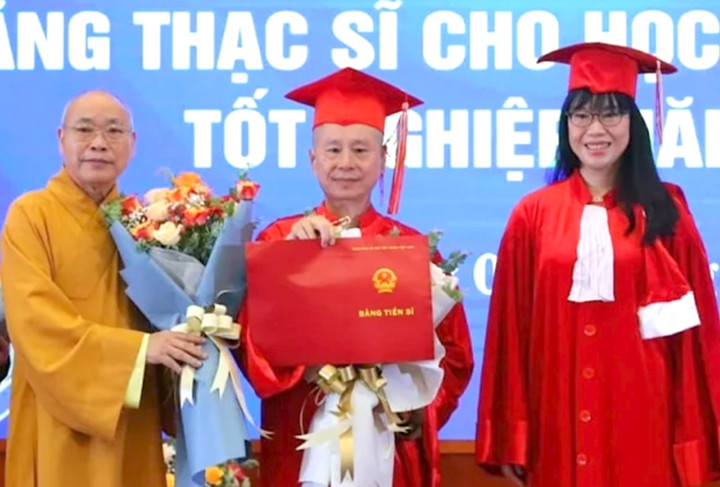 Ông Thích Chân Quang (giữa) nhận bằng tiến sĩ trường Đại học Luật Hà Nội. Ông Thích Chân Quang (giữa) nhận bằng tiến sĩ trường Đại học Luật Hà Nội.