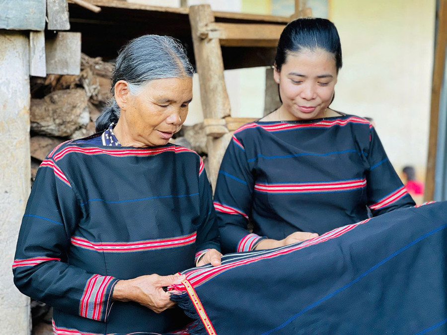 Bà Al (làng Têng 2, xã Tân Sơn) vui mừng khi con cháu nối nghề truyền thống. Ảnh: T.D