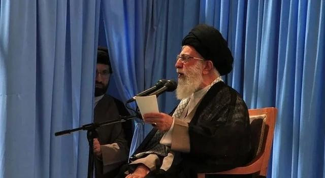 Ông Mojtaba Khamenei (trái) và Lãnh tụ tối cao Ayatollah Ali Khamenei. Ảnh IRANWIRE Ông Mojtaba Khamenei (trái) và Lãnh tụ tối cao Ayatollah Ali Khamenei. Ảnh IRANWIRE