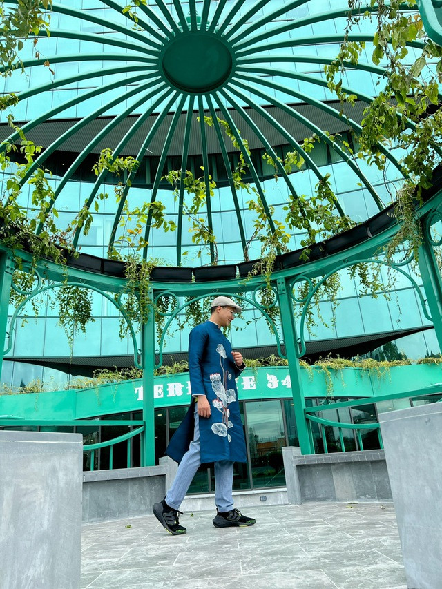 Bạn trẻ tạo điểm nhấn tươi mới, sáng tạo và không kém phần năng động khi kết hợp áo dài với các phụ kiện như nón, giày thể thao... Bạn trẻ tạo điểm nhấn tươi mới, sáng tạo và không kém phần năng động khi kết hợp áo dài với các phụ kiện như nón, giày thể thao...