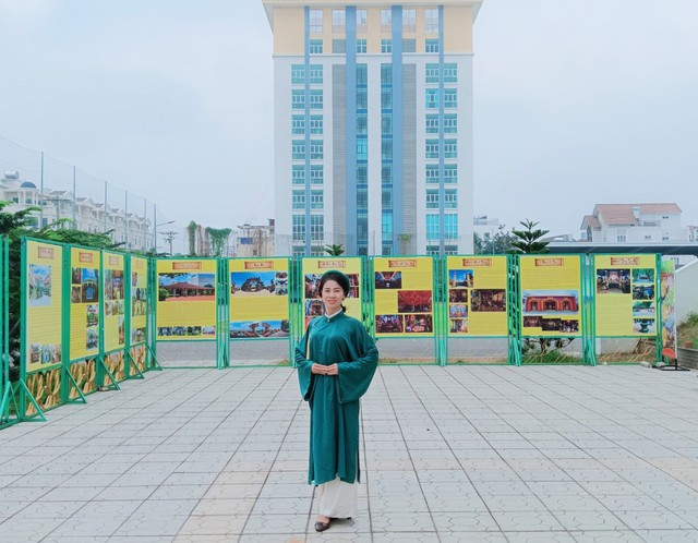 Cô giáo 9x Ngọc Tâm (quận Gò Vấp, TP HCM) rất yêu thích việc mặc cổ phục “check-in” các điểm hẹn văn hóa quen thuộc của giới trẻ. Cô giáo 9x Ngọc Tâm (quận Gò Vấp, TP HCM) rất yêu thích việc mặc cổ phục “check-in” các điểm hẹn văn hóa quen thuộc của giới trẻ.