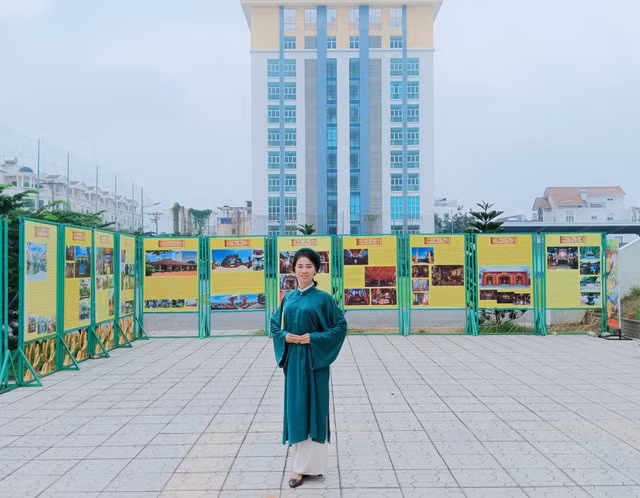 Cô giáo 9x Ngọc Tâm (quận Gò Vấp, TP HCM) rất yêu thích việc mặc cổ phục “check-in” các điểm hẹn văn hóa quen thuộc của giới trẻ.