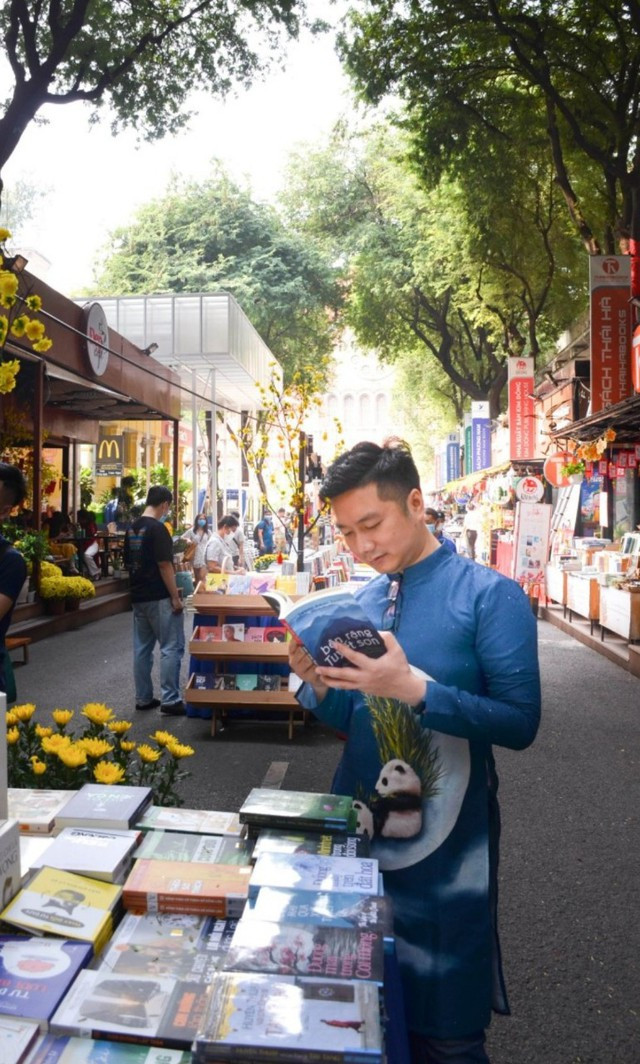 Anh Thế Hoàng (quê Hải Phòng) thường mặc áo dài ghé Đường sách TP HCM những ngày trước Tết để tìm chọn các ấn phẩm hay và lưu giữ hình ảnh kỷ niệm với bạn bè. Anh Thế Hoàng (quê Hải Phòng) thường mặc áo dài ghé Đường sách TP HCM những ngày trước Tết để tìm chọn các ấn phẩm hay và lưu giữ hình ảnh kỷ niệm với bạn bè.