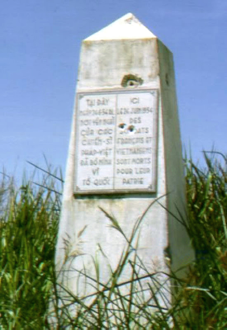 Bia tưởng niệm tử sĩ Pháp-Việt, ảnh tư liệu chụp trước 1975 (Nguyễn Quang Tuệ sưu tầm) Bia tưởng niệm tử sĩ Pháp-Việt, ảnh tư liệu chụp trước 1975 (Nguyễn Quang Tuệ sưu tầm)