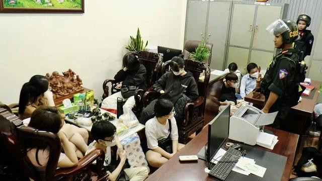 Khám xét một địa điểm của nhóm cho vay nặng lãi Khám xét một địa điểm của nhóm cho vay nặng lãi