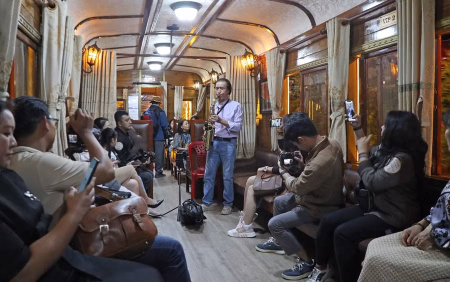 Tại chuyến tàu xe lửa, du khách sẽ được tận hưởng những bản nhạc du dương do các nghệ sĩ chơi đàn guitar, violin hay kèn saxophone biểu diễn. Ảnh: ĐOÀN KIÊN