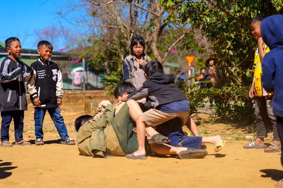 Sau khi hé lộ teaser trailer của Lật mặt 7: Một điều ước, nhiều khán giả tỏ ra thích thú khi lần đầu tiên cả 4 bé nhà Lý Hải - Minh Hà là Rio, Cherry, Sunny và Mio đều góp mặt trong phần phim này.