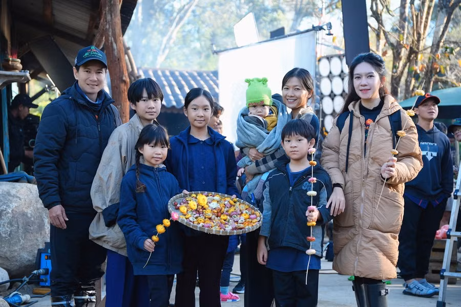 Lý Hải - Minh Hà cùng các con trên phim trường