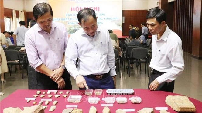 Đại biểu tham quan hiện vật của di chỉ Thác Hai. Ảnh: TTXVN Đại biểu tham quan hiện vật của di chỉ Thác Hai. Ảnh: TTXVN