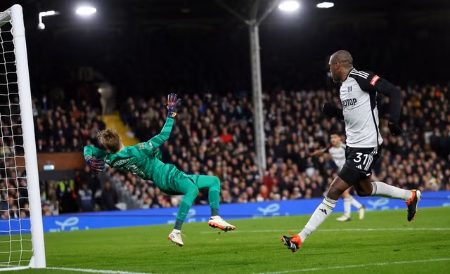 Issa Diop ghi bàn gỡ hòa 1-1 nhưng quá muộn cho Fulham