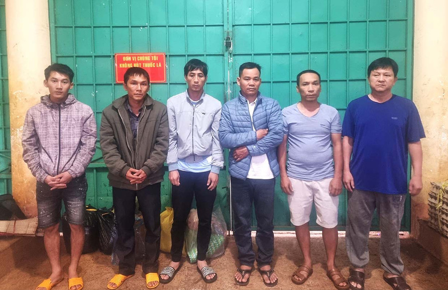 6 đối tượng cá độ bóng đá tại huyện Chư Sê bị lực lượng Công an bắt giữ. Ảnh: Bảo Hân 6 đối tượng cá độ bóng đá tại huyện Chư Sê bị lực lượng Công an bắt giữ. Ảnh: Bảo Hân