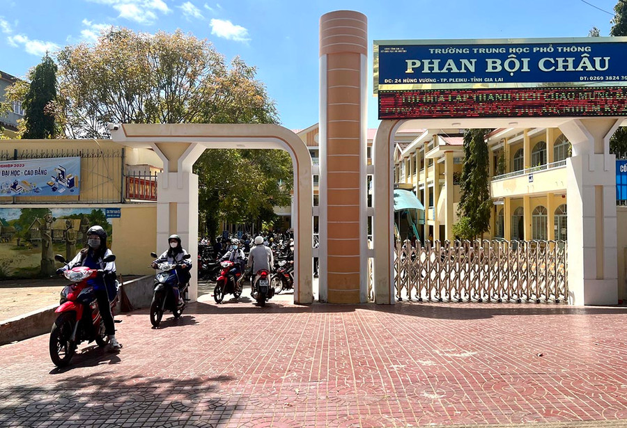 Trường THPT Phan Bội Châu (TP. Pleiku) thực hiện phân luồng cho học sinh di chuyển lúc tan trường. Ảnh: Mộc Trà Trường THPT Phan Bội Châu (TP. Pleiku) thực hiện phân luồng cho học sinh di chuyển lúc tan trường. Ảnh: Mộc Trà
