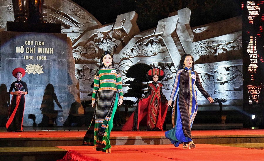 Sắc màu thổ cẩm trên áo dài dân tộc. Ảnh: Hoàng Ngọc Sắc màu thổ cẩm trên áo dài dân tộc. Ảnh: Hoàng Ngọc