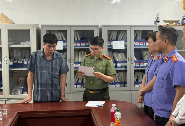 Công an tống đạt, thi hành các quyết định và lệnh tố tụng đối với ông Hà Huy Dũng. ẢNH: CACC Công an tống đạt, thi hành các quyết định và lệnh tố tụng đối với ông Hà Huy Dũng. ẢNH: CACC