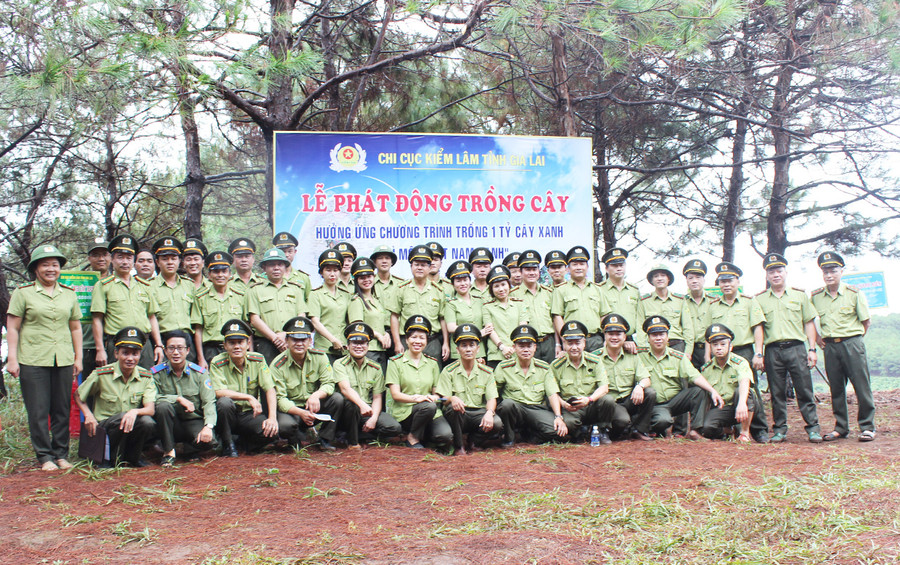 Chi cục Kiểm lâm tỉnh phát động trồng cây hưởng ứng Chương trình trồng 1 tỷ cây xanh. Ảnh: N.H.H Chi cục Kiểm lâm tỉnh phát động trồng cây hưởng ứng Chương trình trồng 1 tỷ cây xanh. Ảnh: N.H.H