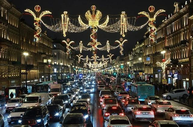 Đại lộ Nevsky ở TP.Saint Petersburg (Nga) trang trí đèn rực rỡ dịp năm mới. ẢNH: REUTERS