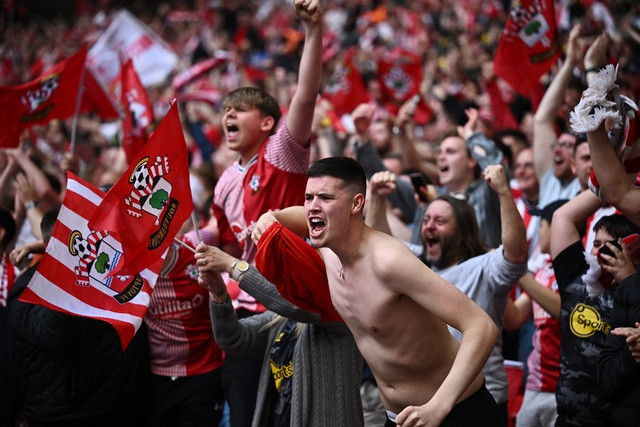 Cổ động viên ngồi kín cầu trường Wembley. Cổ động viên ngồi kín cầu trường Wembley.