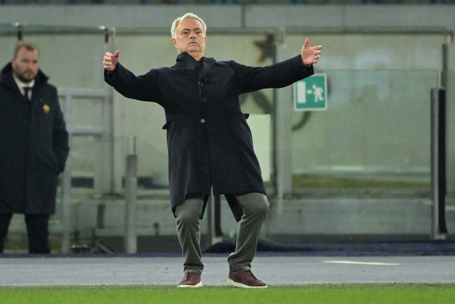 HLV Mourinho và AS Roma sẽ gặp thách thức ở play-off. ẢNH: AFP