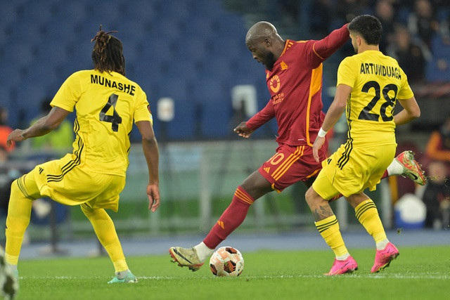 Lukaku (giữa) tỏa sáng nhưng không thể giúp AS Roma đứng đầu bảng. ẢNH: AFP