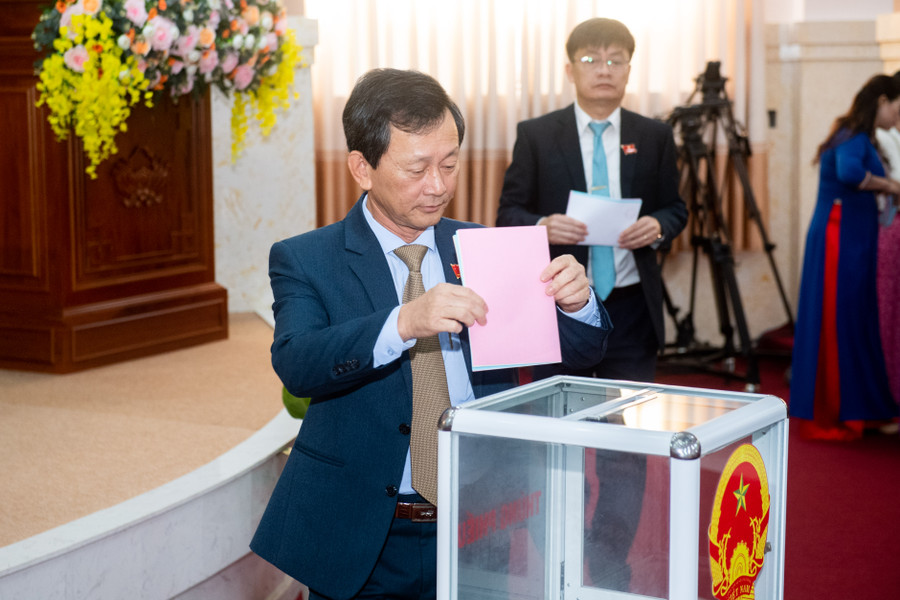 Chủ tọa bỏ phiếu tín nhiệm. Ảnh: Đức Thành