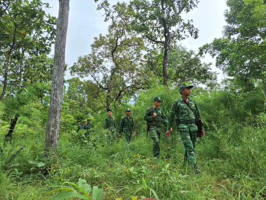 Cán bộ, chiến sĩ Đồn Biên phòng Ia Lốp tuần tra bảo vệ biên giới. Ảnh: H.S Cán bộ, chiến sĩ Đồn Biên phòng Ia Lốp tuần tra bảo vệ biên giới. Ảnh: H.S