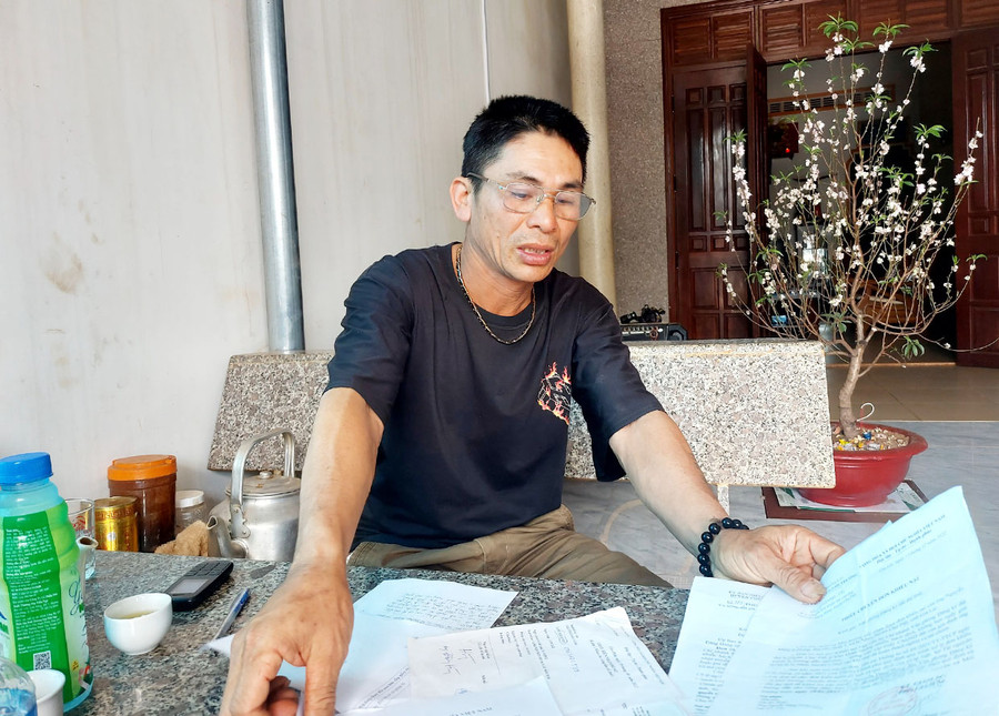 Ông Nguyễn Đăng Hùng khiếu nại cán bộ VPĐKĐĐ huyện Chư Păh gây khó khăn khi giải quyết hồ sơ xin cấp giấy chứng nhận quyền sử dụng đất của gia đình. Ảnh Thiên Di Ông Nguyễn Đăng Hùng khiếu nại cán bộ VPĐKĐĐ huyện Chư Păh gây khó khăn khi giải quyết hồ sơ xin cấp giấy chứng nhận quyền sử dụng đất của gia đình. Ảnh Thiên Di