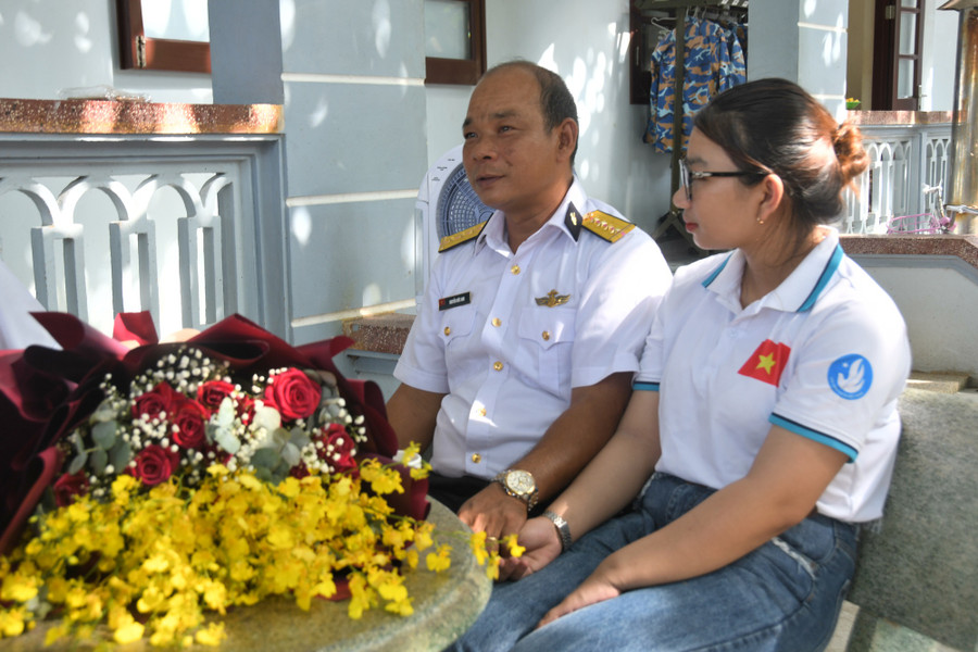 Suốt buổi trò chuyện, anh Đức Anh luôn nắm chặt lấy tay con gái. Ảnh: NỮ VƯƠNG