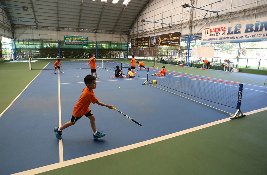Các tay vợt &quot;nhí&quot; đã được học các kỹ thuật cơ bản từ khá sớm. Ảnh Văn Ngọc