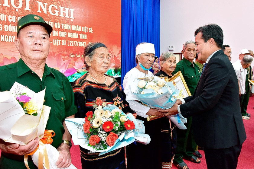 Bí thư Tỉnh ủy Hồ Văn Niên tặng hoa, bằng khen cho các đại biểu người có công và thân nhân liệt sĩ tại hội nghị gặp mặt người có công tiêu biểu và thân nhân liệt sĩ được Tỉnh ủy, HĐND, UBND, Ủy ban MTTQ Việt Nam tỉnh tổ chức tại Hội trường 2-9 (TP. Pleiku) vào sáng 27-7-2022. Ảnh: Đức Thụy