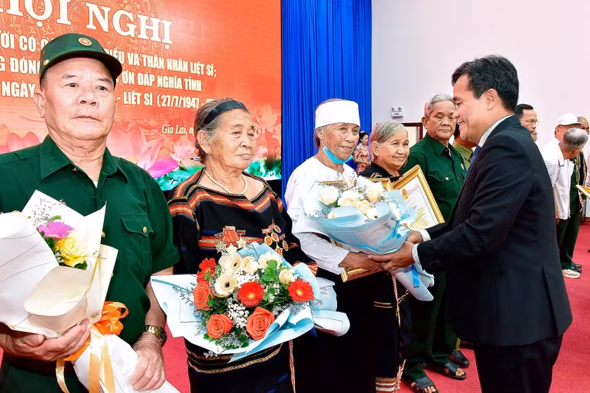 Bí thư Tỉnh ủy Hồ Văn Niên tặng hoa, bằng khen cho các đại biểu người có công và thân nhân liệt sĩ tại hội nghị gặp mặt người có công tiêu biểu và thân nhân liệt sĩ được Tỉnh ủy, HĐND, UBND, Ủy ban MTTQ Việt Nam tỉnh tổ chức tại Hội trường 2-9 (TP. Pleiku) vào sáng 27-7-2022. Ảnh: Đức Thụy Bí thư Tỉnh ủy Hồ Văn Niên tặng hoa, bằng khen cho các đại biểu người có công và thân nhân liệt sĩ tại hội nghị gặp mặt người có công tiêu biểu và thân nhân liệt sĩ được Tỉnh ủy, HĐND, UBND, Ủy ban MTTQ Việt Nam tỉnh tổ chức tại Hội trường 2-9 (TP. Pleiku) vào sáng 27-7-2022. Ảnh: Đức Thụy